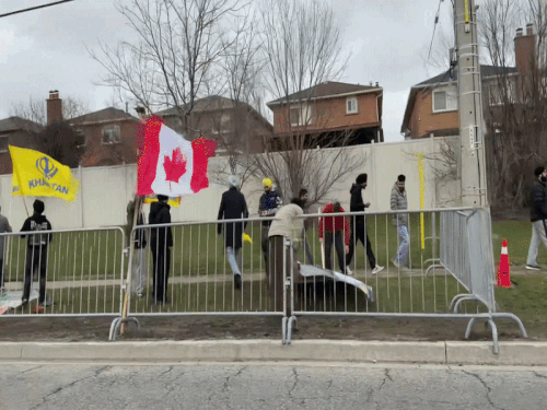 કેનેડામાં ખાલિસ્તાનીઓએ 100-100 ડોલર આપીને ભાડેથી ભીડ ભેગી કરી:મંદિરની બહાર હિન્દુ-ભારત વિરોધી નારા લગાવ્યા; બોલ્યા- હરિયાણા-દિલ્હી, બીકાનેર અમારા