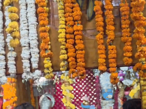 ચારધામ યાત્રાના પહેલા જ દિવસે 2 શ્રદ્ધાળુઓના મોત:યમુનોત્રીમાં ચઢાણ દરમિયાન વૃદ્ધને શ્વાસ ચઢ્યો, MPની મહિલા ઘોડા પરથી પડી જતા મોતને ભેટી