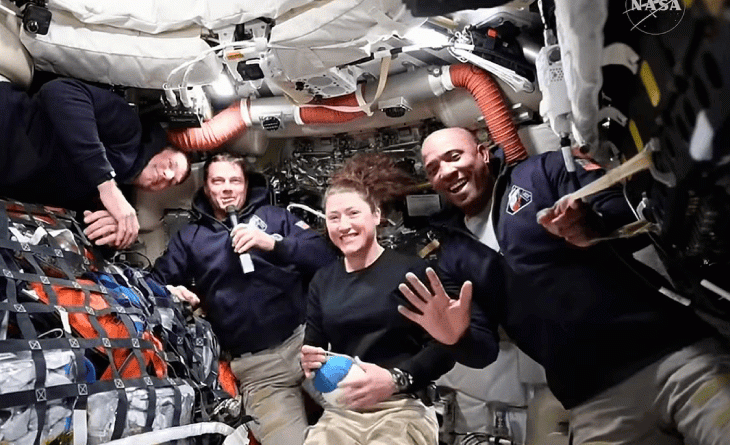 પૃથ્વીની કક્ષા છોડીને ચંદ્ર તરફ નીકળ્યા અવકાશયાત્રીઓ:34 હજાર કિમી પ્રતિ કલાકની ઝડપે આગળ વધ્યા; સહેજ પણ ચૂકથી ચંદ્ર સાથે અથડાઈ શકે છે યાન