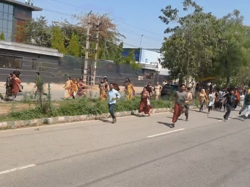 ગુરુગ્રામમાં કંપનીના કર્મચારીઓ પર લાઠીચાર્જ:એકનું માથું ફાટ્યું-20 ઘાયલ, પોલીસની બાઇક સળગાવી-ગાડી તોડી; પગાર વધારાને લઈ હડતાળ પર હતા