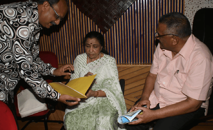 25 હજારની ડીલ, ડિરેક્ટરે ગીત ગવડાવી 7 હજાર જ આપ્યા!:આશાજી એક શબ્દ પણ ન બોલ્યા, જે આપ્યું તે લઈ લીધું; રાજસ્થાની તાલીમ લઈ 45 રિજનલ ગીતો ગાયા