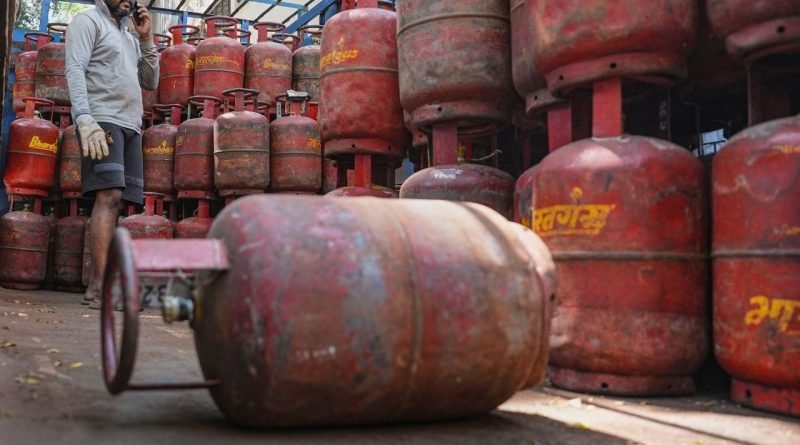 ગેસ સિલિન્ડરના તળિયે આટલા નાના કાંણા કેમ હોય છે ? જાણી લો