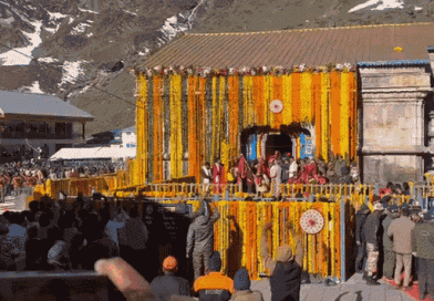 181 દિવસ પછી ખુલ્યા કેદારનાથ ધામના કપાટ:51 ક્વિન્ટલ ફૂલોથી મંદિર શણગારવામાં આવ્યું, CM ધામીએ PM મોદીના નામથી કરી પહેલી પૂજા