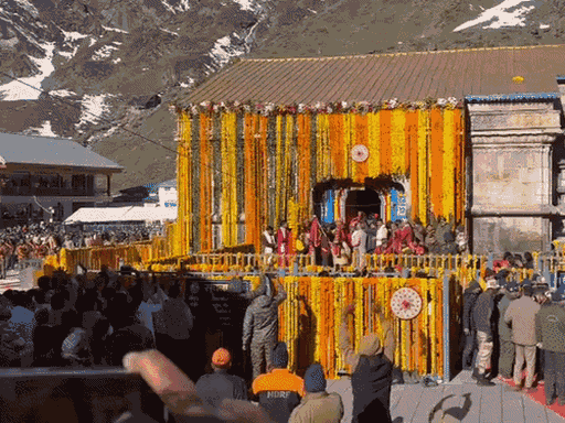 181 દિવસ પછી ખુલ્યા કેદારનાથ ધામના કપાટ:51 ક્વિન્ટલ ફૂલોથી મંદિર શણગારવામાં આવ્યું, CM ધામીએ PM મોદીના નામથી કરી પહેલી પૂજા