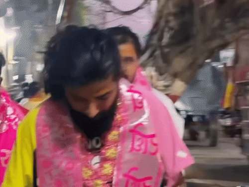 અનુરાગ ડોભાલે પ્રેમાનંદ મહારાજના આશીર્વાદ લીધા:વ્હીલચેર પર વૃંદાવનના આશ્રમમાં પહોંચ્યો; થોડા દિવસ પહેલા યુટ્યુબરે આત્મહત્યાનો પ્રયાસ કર્યો હતો