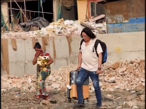 ‘આશિકી’ ફેમ રાહુલ રોયનો દયનીય વીડિયો વાઈરલ:11 દિવસમાં 47 ફિલ્મો સાઈન કરનાર એક્ટર આજે રસ્તા પર સૂટકેસ ઉઠાવી રઝળી રહ્યો છે; લોકો ઓળખી પણ ન શકયા