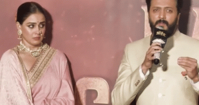 પિતાને યાદ કરીને રિતેશ દેશમુખ સ્ટેજ પર રડી પડ્યો:છત્રપતિ શિવાજીનું પાત્ર ભજવતી વખતે પિતાની ખોટ સાલી, પત્ની જેનેલિયા પણ આંસુ રોકી ન શકી