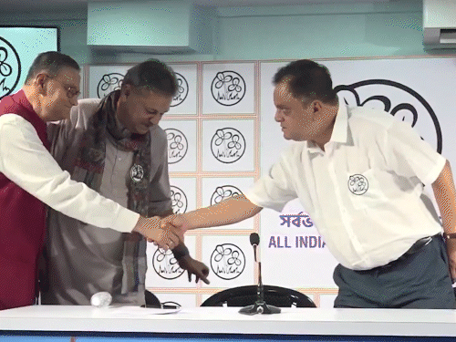 બંગાળ ચૂંટણી પહેલાં નેતાજીના પૌત્ર TMCમાં જોડાયા:ચંદ્ર કુમારે કહ્યું- ભાજપ ભાગલાવાદી રાજનીતિ કરે છે; આજે PMનો તમિલનાડુમાં વર્ચ્યુઅલ સંવાદ બંગાળ ચૂંટણી પહેલાં નેતાજીના પૌત્ર TMCમાં જોડાયા:ચંદ્ર કુમારે કહ્યું- ભાજપ ભાગલાવાદી રાજનીતિ કરે છે; આજે PMનો તમિલનાડુમાં વર્ચ્યુઅલ સંવાદ