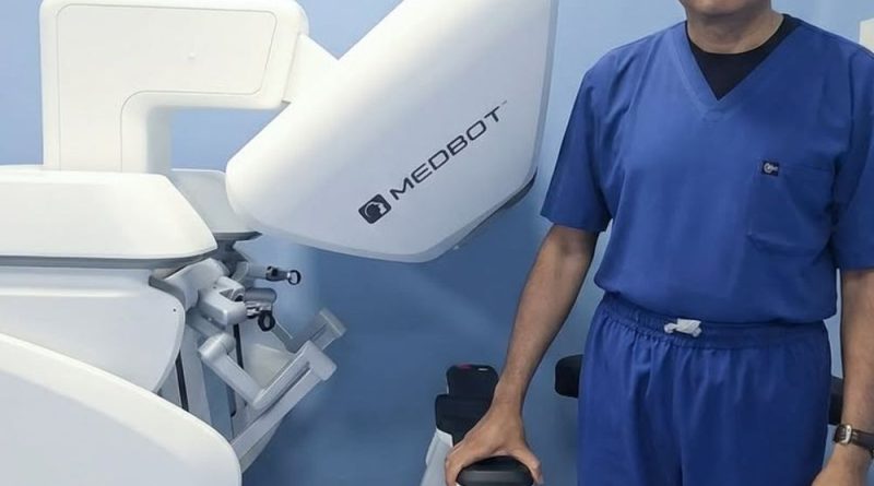 ગજબ:મુંબઈમાં બેસીને ડોક્ટરે ઓમાનમાં કિડનીનું સફળ ઓપરેશન કર્યું:ભારતથી પ્રથમ ક્રોસ-બોર્ડર રોબોટિક સર્જરી, કોકિલાબેન હોસ્પિટલની સિદ્ધિ; ડૉક્ટર વિદેશમાં રહેલા દર્દી સુધી પહોંચ્યા