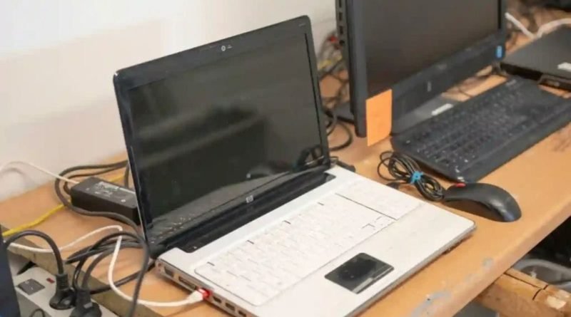 તમારા લેપટોપની સ્ક્રીન પર દેખાઈ રહ્યો Black ડોટ? આ ટ્રિકથી કરી શકો છો ઘરે બેઠા ઠીક