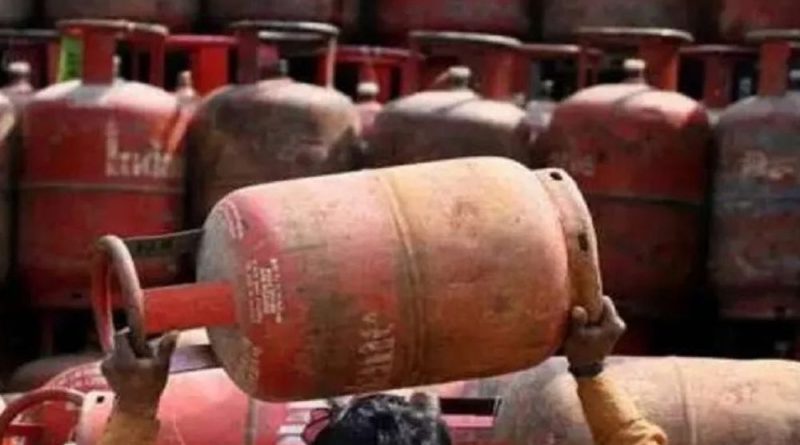 સરકારે કહ્યું- દેશમાં ગેસ સિલિન્ડરની અછત નથી:ગભરાઈને ખરીદી કરવાનું ટાળવું, 95% લોકો હવે ડિજિટલ માધ્યમથી બુકિંગ કરી રહ્યા છે સરકારે કહ્યું- દેશમાં ગેસ સિલિન્ડરની અછત નથી:ગભરાઈને ખરીદી કરવાનું ટાળવું, 95% લોકો હવે ડિજિટલ માધ્યમથી બુકિંગ કરી રહ્યા છે