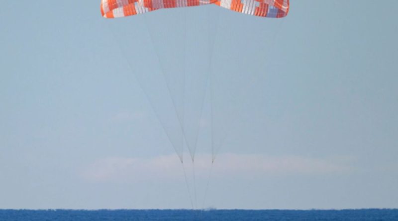 ચંદ્રની ઐતિહાસિક સફર કરીને પૃથ્વી પર પરત ફર્યા 4 અવકાશયાત્રી:11.17 લાખ કિમીની મુસાફરી કરી, સવારે પ્રશાંત મહાસાગરમાં ઉતર્યું NASAનું યાન