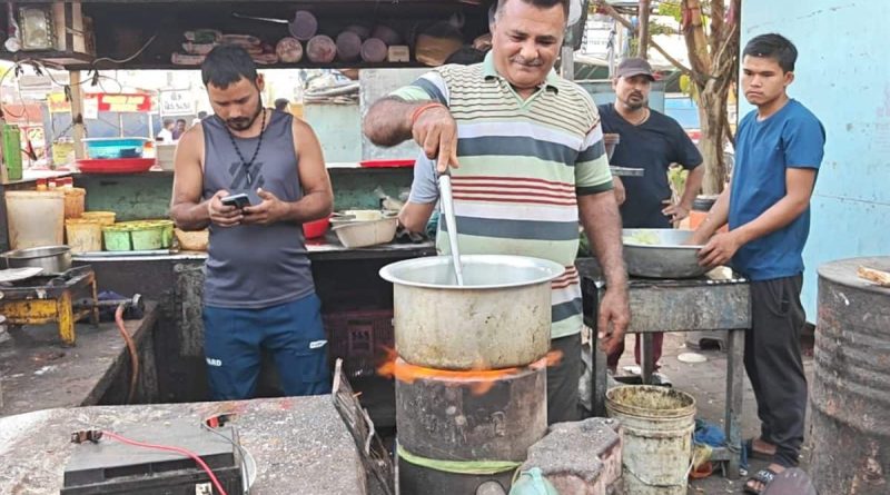 રાજકોટ: ‘ચૂલા જમવાનું બને તો ધુમાડાની સ્મેલ આવે છે,’ ગેસની તંગી વચ્ચે ખાણીપુરીનો સ્વાદ બગડ્યો!