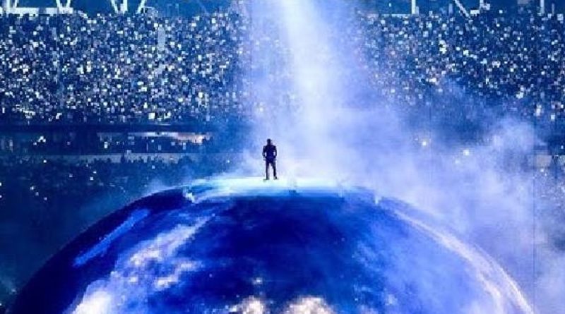 કાન્યે વેસ્ટે ‘ફરતી પૃથ્વી’ના સ્ટેજ પર પરફોર્મ કર્યું:ચાર વર્ષ પછી અમેરિકન રેપરનો કોન્સર્ટો યોજાયો, આવતા મહિને દિલ્હીમાં પરફોર્મ કરશે