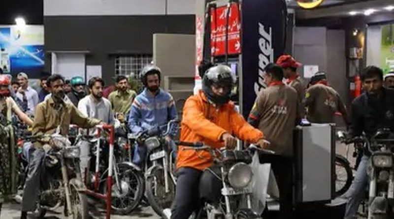 પાકિસ્તાનમાં પેટ્રોલ-ડીઝલમાં રેકોર્ડ મોંઘવારી:પેટ્રોલ 137 રૂપિયા મોંઘુ થઈને 458/લિટર, ડીઝલ 184 વધીને 520 થયું; ઈરાન યુદ્ધની અસર