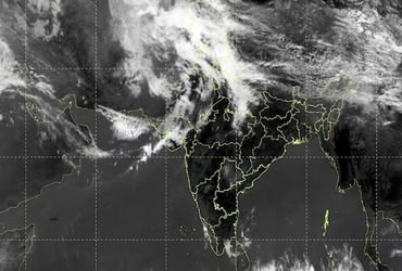 ભારતના આકાશમાં દેખાયા 1000 કિ.મી. લાંબા કાળા ઘટ્ટ વાદળ, કરા સાથે વરસાદની આગાહી