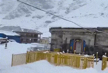 મનમોહક નજારો: કેદારનાથમાં ફરી હિમવર્ષા, યાત્રા શરૂ થાય તે પહેલા જ બદલાયું હવામાન, જુઓ VIDEO