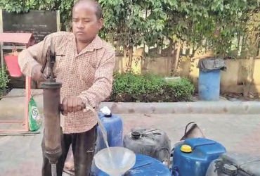 ગ્રેટર નોઈડાના પેટ્રોલ પંપ ખાતે વાહનોમાં પેટ્રોલના બદલે પાણી ભરી આપ્યું…!