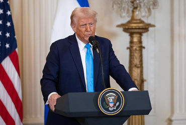 ગુસ્સામાં અપશબ્દો બોલીને ટ્રમ્પે પગ પર કુહાડી મારી? આ નિયમ હેઠળ જઈ શકે છે ખુરશી, 5 સાંસદો મેદાને