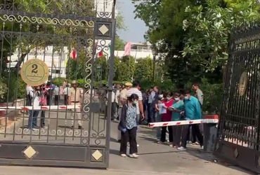 દિલ્હી વિધાનસભાની સુરક્ષામાં મોટી ચૂક: ગેટ તોડી અંદર ઘૂસી કાર, સ્પીકરની ગાડી પર શાહી ફેંકી, આરોપીની અટકાયત