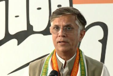 કોંગ્રેસ નેતા પવન ખેડાના ઘરે પોલીસના દરોડા: CMની પત્ની પાસે 3 પાસપોર્ટના આરોપ મુદ્દે દિલ્હી પહોંચી આસામ પોલીસ