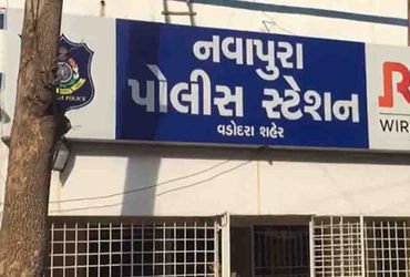 વડોદરામાં રાજમહેલ રોડની 4 દુકાનમાંથી 22.15 લાખનો ડુપ્લીકેટ મોબાઈલ એસેસરીઝનો જથ્થો કબજે