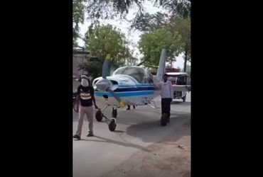 વિમાનને રોડ પર ધક્કો મારીને લઈ ગયા યુવકો, અમેઠીનો VIDEO જોઈ લોકો ચોંક્યા