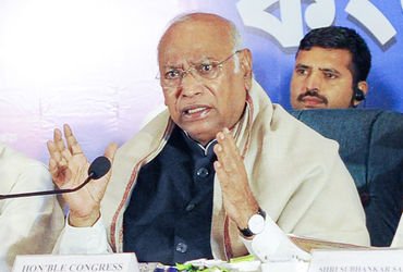 ‘ગુજરાતીઓની લાગણી દુભાવવાનો કોઈ હેતુ નહોતો…’ વિવાદાસ્પદ નિવેદન પર ખડગેએ માફી માગી!