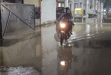 વડોદરા શહેરના ઇસ્કોન રોડ પર ગટર ઉભરાતા વહેતા ગંદા પાણી વાહનોથી ઉડતા તકરારો