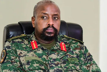 એક અબજ ડોલર અને પત્ની તરીકે સૌથી સુંદર મહિલા આપો : યુગાન્ડા આર્મી ચીફ