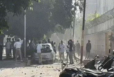 નોઈડામાં પગાર વધારા મુદ્દે બબાલ: ખાનગી કંપનીના કર્મીઓએ વાહનો ફૂંકી માર્યા, પોલીસ સાથે ઘર્ષણ