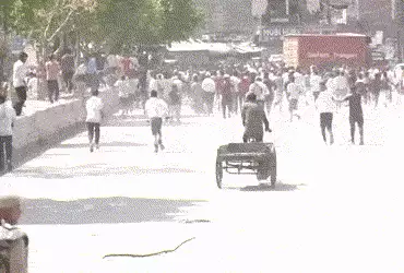 નોઇડામાં સતત બીજા દિવસે હિંસા, ઘરકામ કરતી મહિલાઓ પણ રસ્તા પર ઉતરી; સરકારને પાકિસ્તાન કનેક્શનની આશંકા