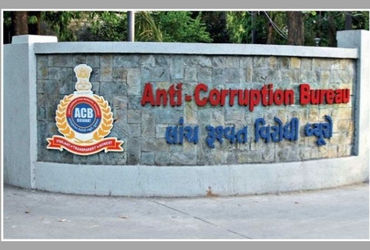 અમદાવાદ: કાલુપુર રેલવે સ્ટેશન પર ACBનો સપાટો, ટિકિટના કાયદેસરના ભાડા કરતા વધુ રૂપિયા વસૂલતો કર્મચારી ઝડપાયો