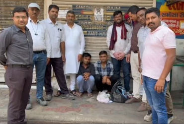 અમદાવાદમાં ક્રાઈમ બ્રાન્ચની મોટી કાર્યવાહી: ઘીકાંટા વિસ્તારમાંથી 12 લાખના મેફેડ્રોન ડ્રગ્સ સાથે બે ઝડપાયા અમદાવાદમાં ક્રાઈમ બ્રાન્ચની મોટી કાર્યવાહી: ઘીકાંટા વિસ્તારમાંથી 12 લાખના મેફેડ્રોન ડ્રગ્સ સાથે બે ઝડપાયા