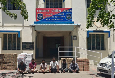 દામનગરમાં ચાલતા ‘દારૂના કટિંગ’ પર પોલીસ ત્રાટકી, 7,600થી વધુ વિદેશી દારૂની બોટલો સાથે 6 શખ્સો ઝડપાયા