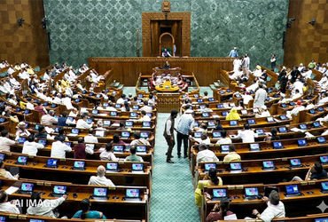 સંસદમાં ઘમસાણ વચ્ચે અડધી રાતે મહિલા અનામત કાયદો લાગુ, સરકારે નોટિફિકેશન જાહેર કરી