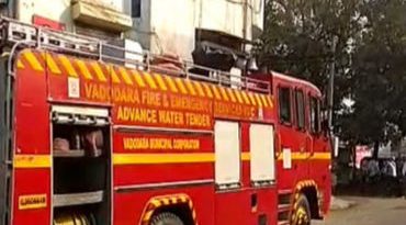 સુભાનપુરાના વિમળનાથ કોમ્પ્લેક્સનો બીજા માળનો દાદર તૂટતાં રહીશોનું રેસ્ક્યૂઃએપાર્ટમેન્ટ ખાલી કરાવ્યું