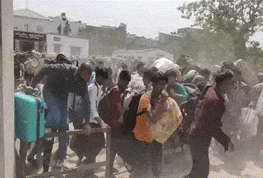 ઉધના રેલવે સ્ટેશન પર ભાગદોડ: 24 કલાકની કતારથી કંટાળી બાઉન્ડ્રી કૂદ્યા લોકો, પોલીસનો લાઠીચાર્જ