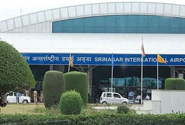 જમ્મુ કાશ્મીર: શ્રીનગર એરપોર્ટ પર બે અમેરિકન નાગરિકોની અટકાયત, સેટેલાઈટ ફોન મળી આવતા કાર્યવાહી