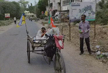 નર્મદા: કચરો વીણતા શ્રમિકની અનોખી દેશભક્તિ, સાઈકલ લારી પર ત્રણેય પક્ષના ઝંડા લગાવી ફેલાવી રહ્યો છે મતદાન જાગૃતિ