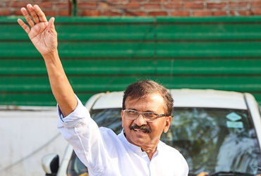 સુરતમાં પરપ્રાંતીયોના પલાયન મુદ્દે સંજય રાઉત આક્રમક, કહ્યું- ‘ગુજરાતમાં બધુ બરાબર કેમ નથી?…’