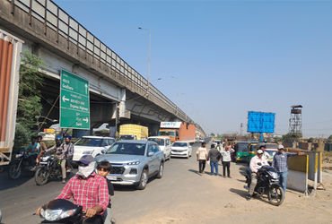 ગોલ્ડનચોકડી ખાતે વરસાદી કાંસની કામગીરી હાથ ધરાતાવાહનચાલકો અટવાયા