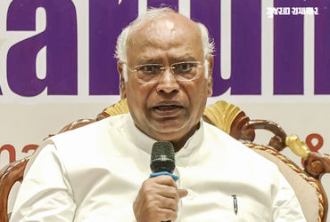 કોંગ્રેસ અધ્યક્ષ ખડગેએ PM મોદીને કહ્યા ‘આતંકવાદી’, ભૂલ સમજાતાં સ્પષ્ટતા કરી