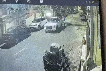 અમદાવાદના નારણપુરામાં ચોરીની વિચિત્ર ઘટના, કારમાં આવેલા તસ્કરો બીજી કારને ધક્કો મારીને ઉઠાવી ગયા