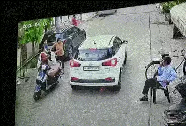 VIDEO:  અબોલ પર અત્યાચાર! વડોદરામાં ત્રણ ગલુડિયાને કોથળામાં ભરીને કારમાં લઈ ગઈ મહિલાઓ, નોંધાઈ ફરિયાદ