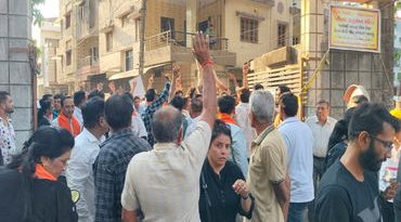 સુરતમાં ભાજપના ગઢ ગણાતા વિસ્તારમાં લોકોએ નેતાઓને ધક્કા મારી કાઢી મૂક્યા, પોલીસ બોલાવવી પડી