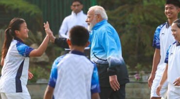 સિક્કિમના મેદાનથી બંગાળમાં થશે ‘ગોલ’? યુવાનો સાથે ફૂટબોલ રમતાં જોવા મળ્યા PM મોદી