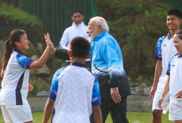 સિક્કિમના મેદાનથી બંગાળમાં થશે ‘ગોલ’? યુવાનો સાથે ફૂટબોલ રમતા જોવા મળ્યા PM મોદી