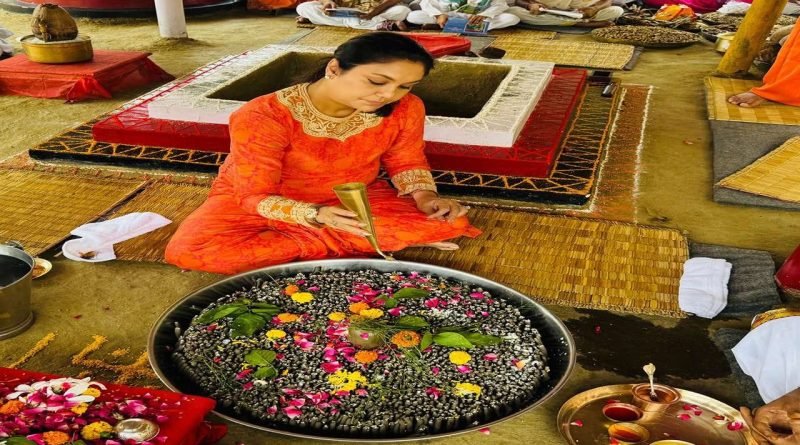 આસામના મુખ્યમંત્રીની પત્ની કોણ છે ? હિમંત બિસ્વાના પત્ની રિનિકી ભૂયાન શર્મા શું કરે છે ?