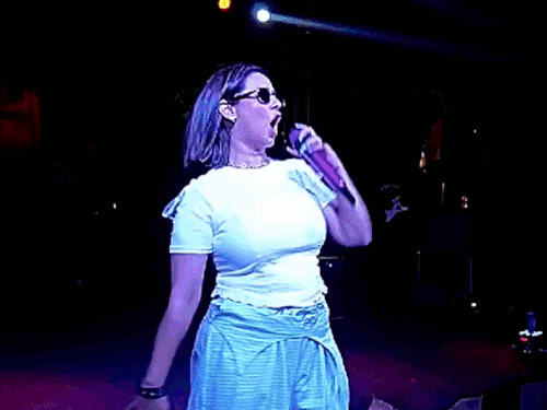 સુનંદા શર્માને સ્પર્શ કરવા કૂદ્યો ફેન:સિંગરે ડરીને ચીસો પાડી, સ્ટેજ મૂકી જતી રહી; બાઉન્સરોએ યુવકને નીચે ફેંક્યો; શો અધવચ્ચે રદ થયો